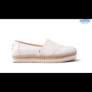 Toms- White canvas platforms-8.5